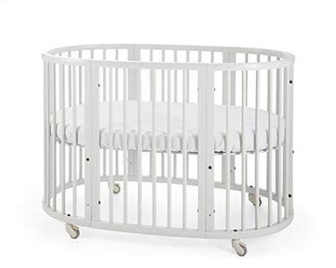 Stokke Sleepi Kinderbett – Mitwachsendes Bett für Kinder aus massivem Holz – Gitterbett in ovaler Form zum Wohlfühlen – Inkl. Matratze – Farbe: Weiß im Sale